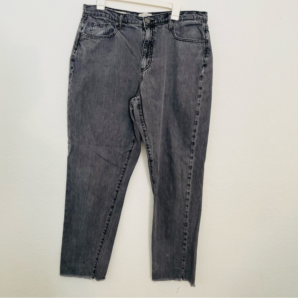 Universal Thread woman’s gray boyfriend jean size 12/31 frayed hem casual chic